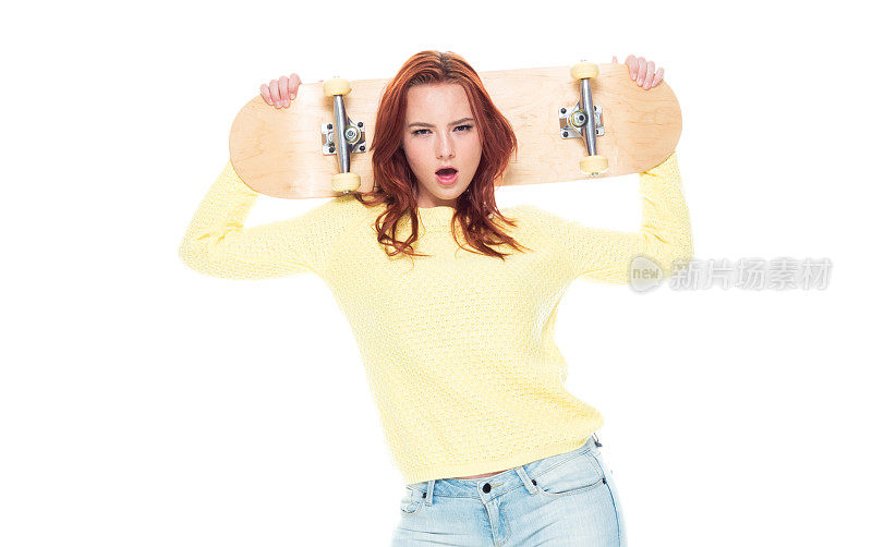 一个人/腰部以上的18-19岁美丽的红发白人年轻女性十几岁的女孩滑板/滑板/溜冰穿着牛仔裤谁是出汗